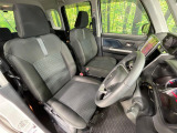 運転席シート廻りは使用感も少なく、良好な状態となっています。前オーナー様が丁寧に使っていたことがよくわかりますね。