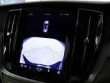 360&deg;ビューカメラは駐車枠や周囲の車両との位置関係が一目瞭然で駐車をサポートしてくれるだけでなく、車両直近の死角を減らして安全性を高める装備。ステアリング切り角に連動した進路予測線も表示されます。