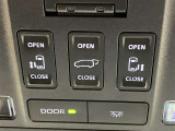 両側パワースライドドアを採用しており、運転席から簡単に開閉操作が可能です。駐車場や狭い場所でも扱いやすく、乗車時・降車時の負担を軽減します。