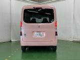 汚れが付着しやすいリヤガラスにはリヤワイパーが付いています。フロントのワイパーがONの時はシフトレバーをリバースに入れるとリヤワイパーがリンクして作動、クリヤーな視界が保てます