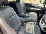 フロントシートにはセンターアームレスト付き、長時間の運転で疲れた腕を乗せてください。