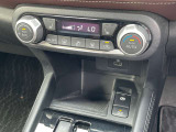 運転席と助手席にはシートヒーターが装備されております。