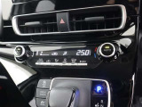 オートエアコンで車内に快適温度に調整します