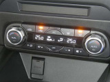【オートエアコン】車内温度を感知して自動で温度調整をしてくれるのでいつでも快適な車内空間を創り上げます!どの席に座っても快適なドライブが楽しめます♪