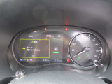 メーター中央に、様々な車両情報を表示してくれる、ディスプレイがついています。