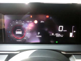 メーターディスプレイとセンターディスプレイを一体化した総合型インターフェイスディスプレイを採用、運転中もさまざまな情報に容易にアクセスすることができます。