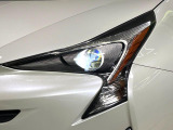 【LEDヘッドライト】悪天候や夜間走行時も良好な視界を確保し安心して運転できる高輝度LEDヘッドライトを装備!点灯速度が早く、消費電力も抑えられています。