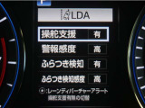 レーンディパーチャーアラートとは車線、又は走路からの逸脱の可能性を警告すると共に、車線、又は走路からの逸脱を避けるためのハンドル操作の一部を支援する機能です。詳細は販売店スタッフまでお尋ね下さい。