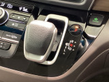インパネシフトを採用しているので、前席の足元も広々としています。運転席と助手席の行き来もスムーズです!