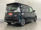 右斜め後ろからのフォルム!ボックス型で車体全体を把握しやすく運転しやすそうですね♪