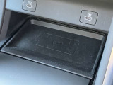 【ワイヤレスデバイスチャージング】スマートフォンなどの対応デバイスを置くだけで充電できるワイヤレスデバイスチャージングが搭載されています。車内のコンソール周りをすっきりと保つことができます。