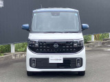 フロントガラスの上部には衝突軽減ブレーキの装置も付いており、より安全に運転を楽しんでいただくことができます。