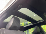 【パノラマルーフ】大型のガラスルーフ搭載で車内の解放感が一気にアップ!開放的なドライブをお楽しみいただけます。
