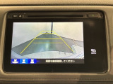 リバースギアに入れるだけで後方の表示へ切り替わります。夜間や雨の日の駐車も楽になりますよ。
