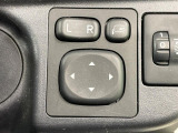 【電動格納ミラー】サイドミラーは電動格納式となっており、狭い駐車場でもキズがつくリスクを抑えられます。