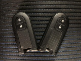 スマートキーを装備しています☆カギをカバンやポケットに入れて頂いた状態でドアロックの開閉やエンジンスタートをして頂けますよ!とても便利な装備です!