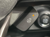 【ステアリングヒーター】冬場に冷たくなりやすい革巻きステアリングを、スイッチ一つで素早く適温に!エアコンよりも早く温まってくれるので、寒い日の運転も快適になりますね♪