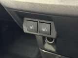 運転席と助手席にシートヒーターを完備!寒い冬の日でも、エンジンが温まる前に座面を素早く温めてくれます。2段階の温度調整が可能で、冷え性の方や冬場のドライブも快適に過ごせる嬉しい装備です。