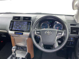 運転席まわりです。 各操作スイッチは使いやすい位置に配置されてます。