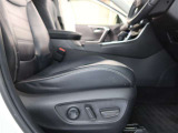 パワーシート搭載。微妙な調整が手軽にでき、ピッタリなポジションで運転することが可能です。