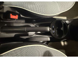 USBソケットと、スマホなどの小物も収納できるポケットを備えたドリンクホルダー。