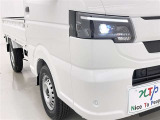明るいライトが夜道を明るく照らしてくれます。 運転する上で、道路状況をいかに早く認識できるか重要なポイントです。 白色光が暗い道も明るく照らしてくれますよ。