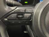 ステアリングスイッチ付きで、運転中に視線を前に向けたまま操作できます。