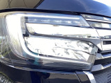明るく白い光のLEDヘッドライトにより、夜間でも遠くまで見通しやすく、安全性が高まります。