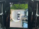 【360&deg;ビューカメラ】4台の高解像度カメラで360度の鳥瞰図を表示。隣の車や壁、死角にある障害物などを画面で確認できるため、狭いスペースでの駐車・出入りも安心です。