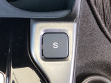 Sモードスイッチは、加速レスポンスを高めて力強い走りをサポートするスポーツモードを切り替えるための操作スイッチです。