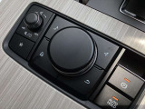 「MAZDAコネクト」コマンダー部 手元を見ることなく操作出来るように左手を自然に降ろした位置に設置。シンプルで使いやすく、機能を覚えやすいボタン配置になっています。