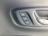 【ドライビングポジション】安全かつ快適に車を運転するために、シートなどの位置を調整してくれるシステムです。