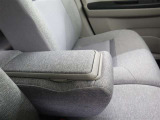 運転席と助手席の間には「ひじ置き」も付いているのでリラックスして運転が出来そうですね!安全運転はお忘れなく!