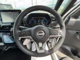 操作しやすいハンドルになっていて、ステアリングスイッチ付なのでオーディオも運転しながら手元で操作できます。
