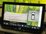 【パノラミックビューモニター】専用のカメラにより、上から見下ろしたような視点で360度クルマの周囲を確認することができます☆死角部分も確認しやすく、狭い場所での切り返しや駐車もスムーズに行えます。