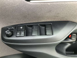 電動格納式ドアミラー付き。 狭い駐車場へ停めた時に、ボタン1つで左右のミラーをたたむ事ができます。