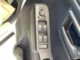 運転席ドアには、ドアミラーの角度調整スイッチとパワーウインドウスイッチを配置。手元で直感的に操作でき、運転中の使い勝手を高めています。