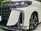 【三眼LEDヘッドライト】スタイリッシュな見た目の三眼LEDヘッドライトを装備♪スタイルだけでなく、夜間の走行も視界良好で安心してお乗りいただけます。