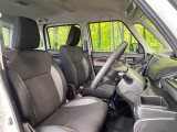 運転席まわりには十分なスペースがあり、大柄な方でもゆったり運転していただける環境です。