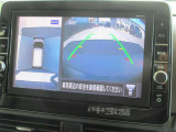 自車を真上から見下ろすように映し出すので周囲の状況が分かるアラウンドビューモニター搭載。フロントカメラとしても使用できます。車庫入れなど苦手な人の頼りになる助っ人です。