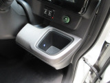 運転席右側の手の届きやすい位置にもドリンクホルダーがあります。