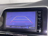 バックモニター付なので後退時に後方が見えるので安心。 車は構造上、死角がたくさんなので万が一を考えると必須ですね。 あくまで補助の為の装備、バックは目視で確認する事が重要ですよ。