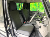 運転席まわりには十分なスペースがあり、大柄な方でもゆったり運転していただける環境です。