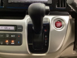 CVT車のセレクトレバーです。低速から高速まで、変速ショックのないスムーズな走りを実現するとともに、エンジン効率のよい領域を維持することで燃費にも貢献します。