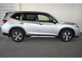 スバルの4WD(AWD)は直進安定性に優れ、日常走行から高速走行まで、さまざまなシーンで安心感に満ちた走りが愉しめます。それは悪路や泥道など左右のタイヤの路面状況が異なるシーンでも変わりません。