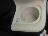 カップホルダーは運転席や助手席からちょうど手の届く位置です!!