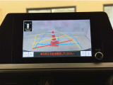 バックガイドモニター付きです。車の後方に小型カメラが付いており、バックする際の後方の様子をモニター上に表示します。