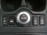 インテリジェント4&times;4は、あらゆる路面に対応する電子抑制4WDシステムです☆運転席・助手席・後席にシートヒーターも完備しています♪