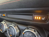 四季を通じて車内を快適に保つオートエアコンを装備しています。又、冬場の朝一のスタート時には大変嬉しいシートヒーターを運転席&助手席に装着、ヒーターが効き始めるまでの冷間時でも快適にスタート出来ます。
