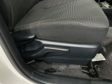 シートハイトアジャスターが付いているので運転姿勢を調整するのに便利ですね。身長に合ったシートポジションは安全運転や疲労軽減にもつながります。